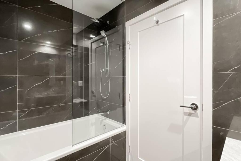 فانكوفر Spacious New Apartment With Working Space@Oakridge المظهر الخارجي الصورة