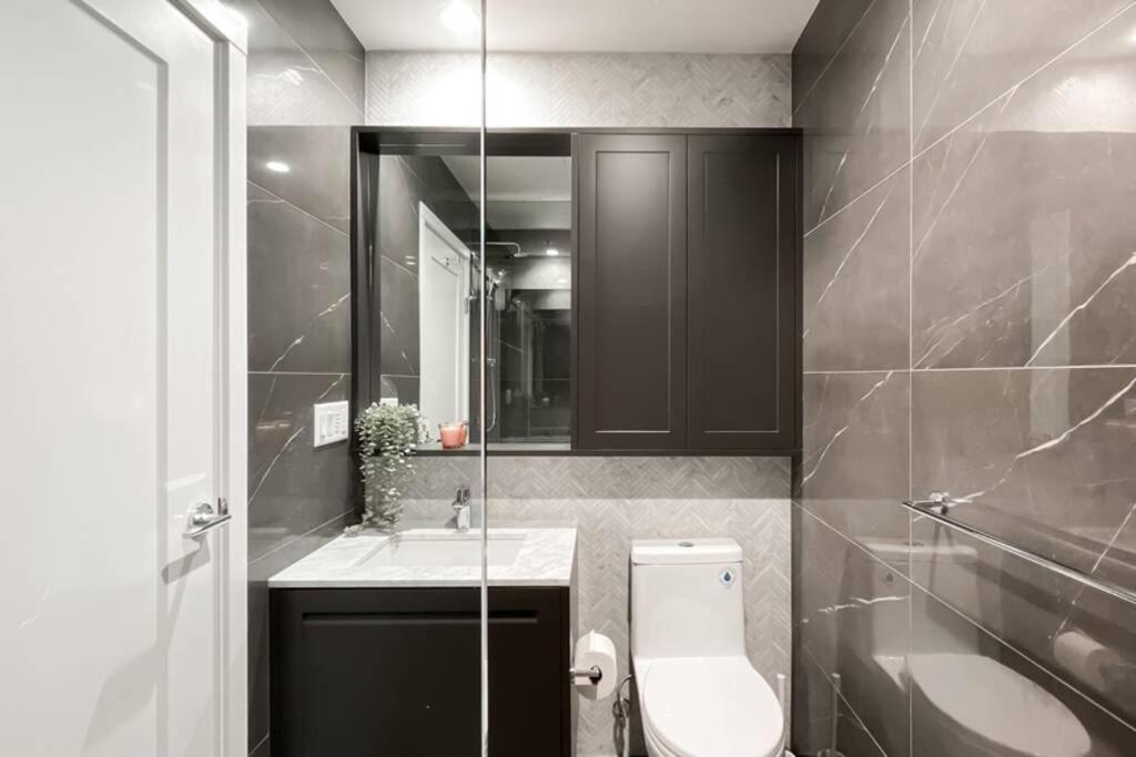 فانكوفر Spacious New Apartment With Working Space@Oakridge المظهر الخارجي الصورة