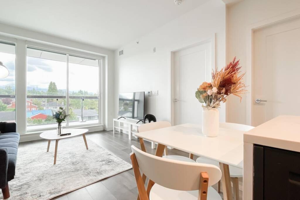 فانكوفر Spacious New Apartment With Working Space@Oakridge المظهر الخارجي الصورة
