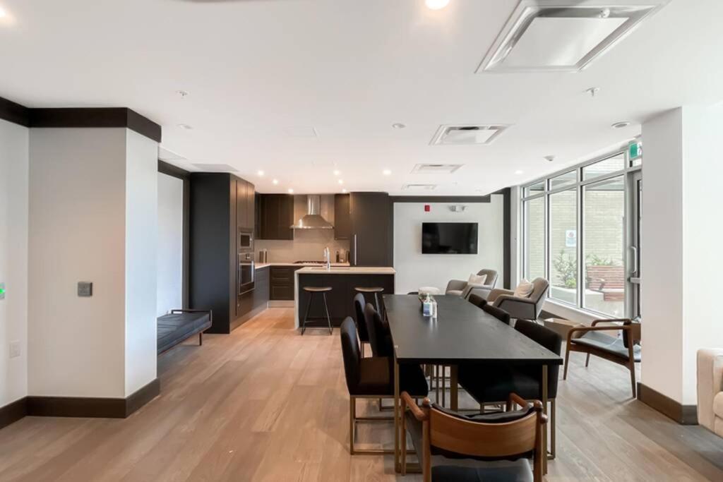 فانكوفر Spacious New Apartment With Working Space@Oakridge المظهر الخارجي الصورة